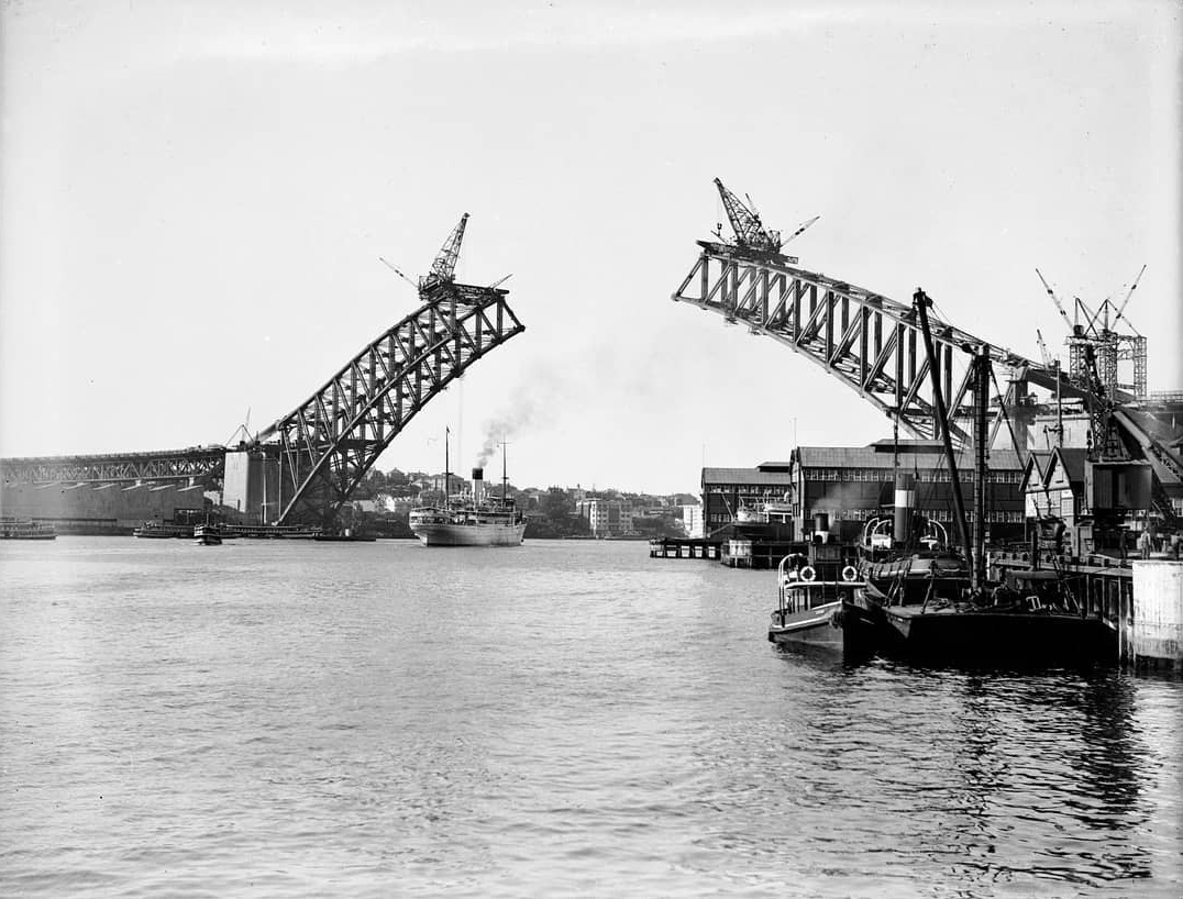 Construction Sydney Harbour Bridge 1930.jpg